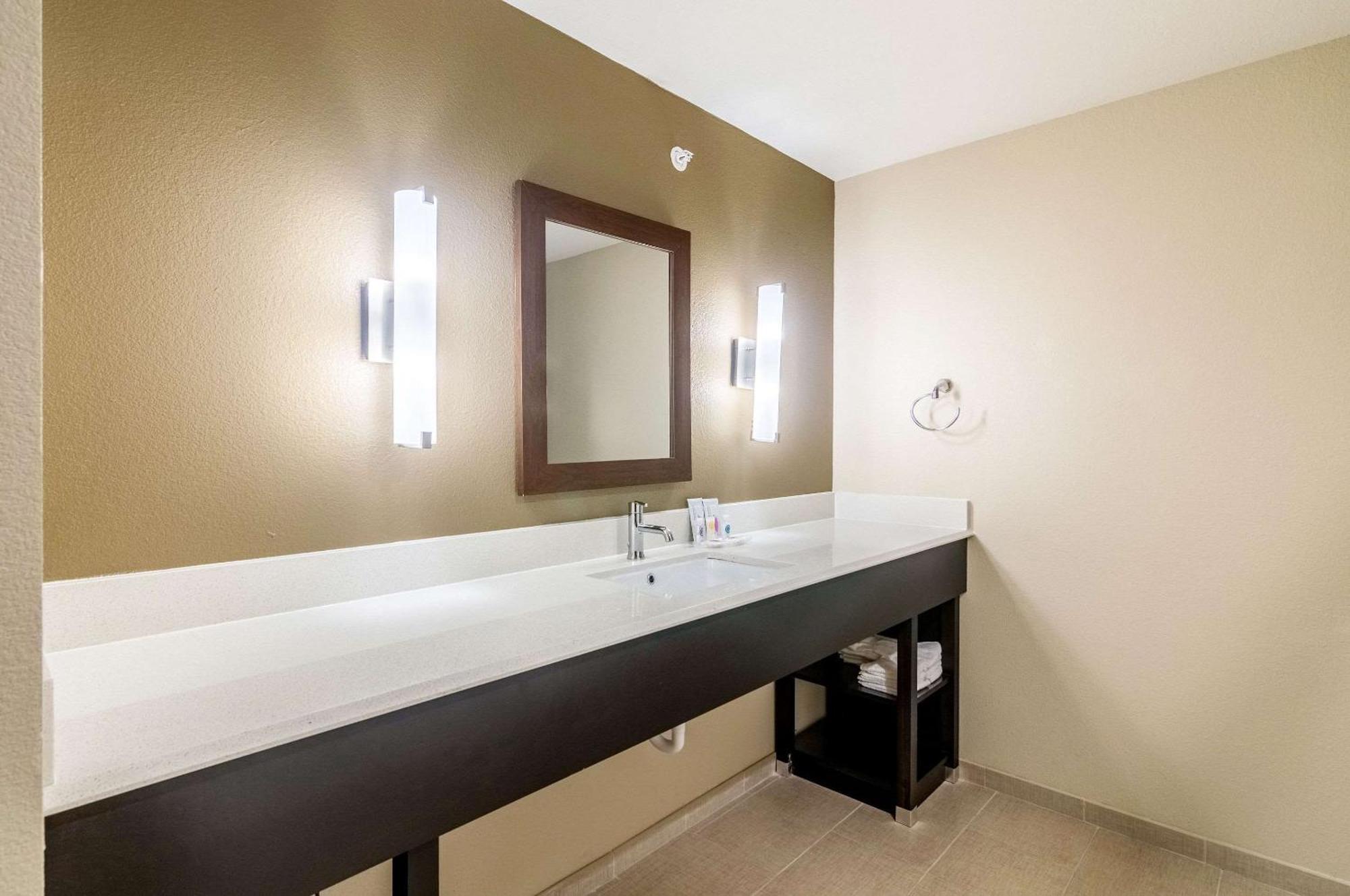אוקלהומה סיטי Comfort Suites Meridian And I-40 מראה חיצוני תמונה